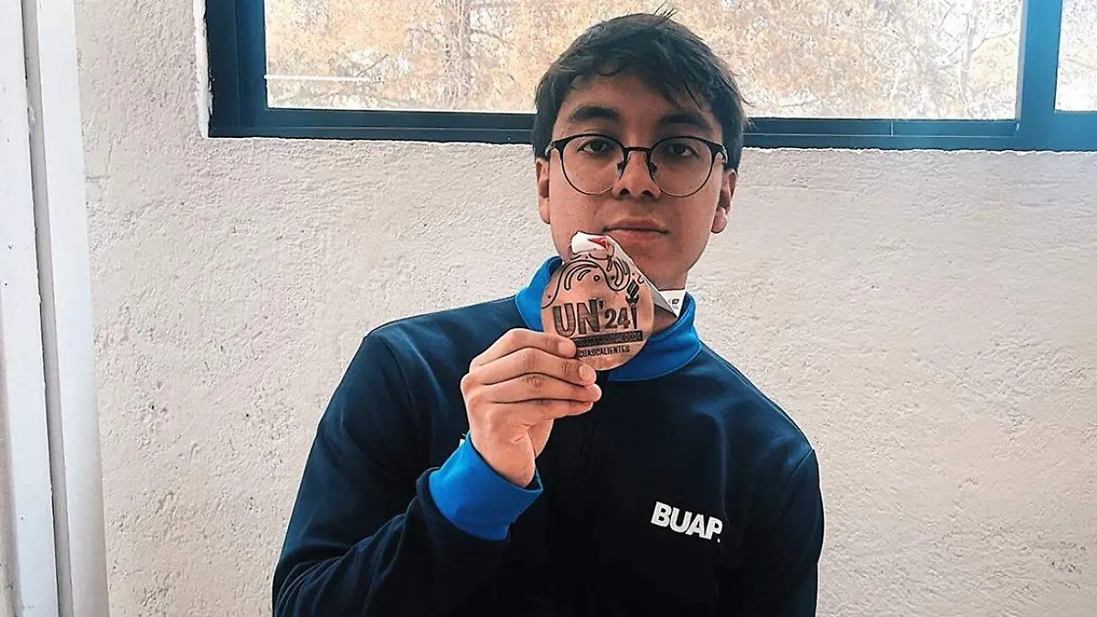 Jesús Nipita presume su medalla lograda en la Universiada Nacional
